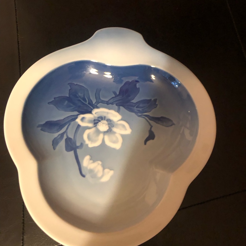 Bing & Grondahl Christmas Rose plate 8” x 7”